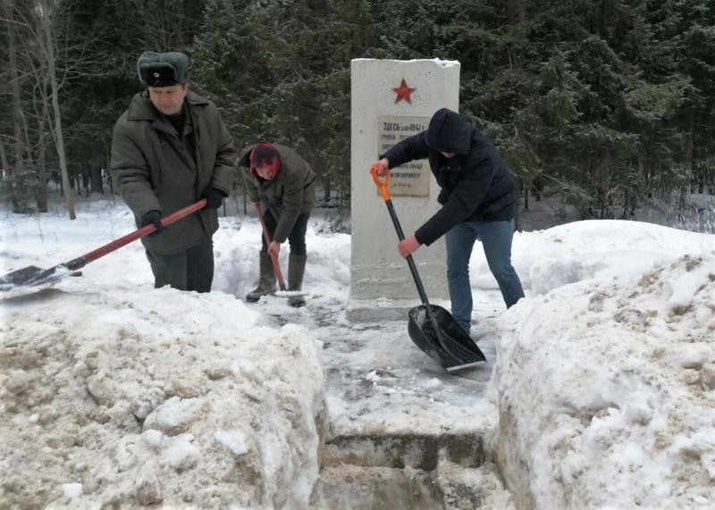 Подмосковные лесничие расчистили снег рядом с памятниками Великой Отечественной войны